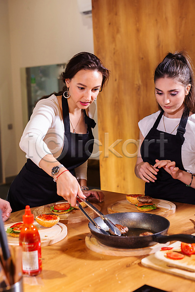 요리중 두명 성인 성인여자만 여자 JPG 앞모습 옆모습 포토 해외이미지 굽기 들기 상반신 요리교실 주방 주방용품 집게 해외202309 햄버거
