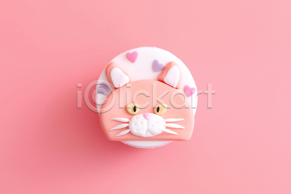 달콤 사람없음 JPG 포토 하이앵글 해외이미지 고양이 분홍색배경 생크림 장식 컵케이크 한개 해외202309