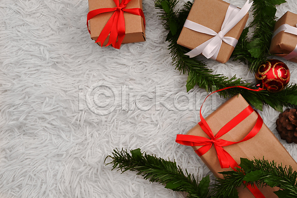 사람없음 JPG 포토 하이앵글 해외이미지 선물상자 솔잎 오너먼트 오브젝트 카펫 카피스페이스 크리스마스 해외202309 흰색