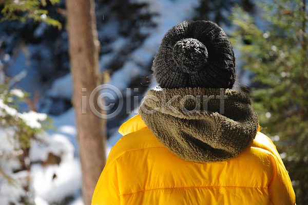 추위 행복 사람 여자 한명 JPG 포토 해외이미지 걷기 겨울 계절 공원 나무 날씨 내추럴 눈내림 라이프스타일 백그라운드 서기 숲 야외 여행 자연 코트 하이커 하이킹 해외202309 휴가 흰색 힙스터