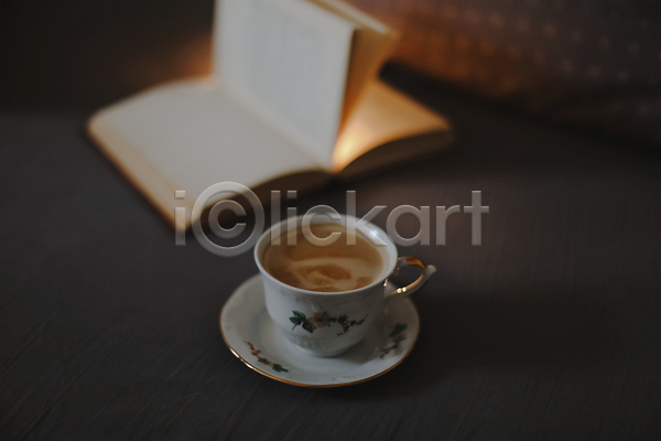 분위기 사람없음 JPG 포토 해외이미지 겨울 빛 어둠 책 침대 커피 커피잔 컵받침