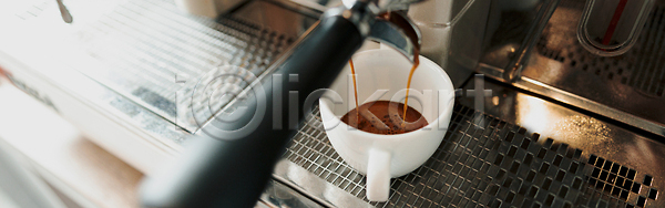 뜨거움 신선 준비 한명 JPG 포토 해외이미지 2 갈색 거품 검은색 계산대 공구 금속 기계 단절 닫기 라떼 만들기 머그컵 바 바리스타 백그라운드 붓기 비즈니스 상점 서비스 식당 아로마 아침 아침식사 업무 에스프레소 음료 음식 이탈리아 주방 직업 철강 카페 카페인 카페테리아 카푸치노 커피 컵 해외202309 해외포토 흰색