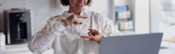 사람 여자 한명 JPG 포토 해외이미지 거리 공책 노트북 동영상 멀리 면접 배너 부름 비즈니스 비즈니스우먼 사무실 사업가 영상통화 온라인 인터넷 종업원 주택 직업 책상 파노라마 프리랜서 해외202309 해외포토 헤딩 회계사 회의