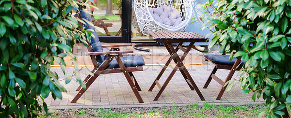 편안함 사람없음 JPG 포토 해외이미지 가구 거리 꽃 낭만 도시 도심 뒤뜰 마을 목재 문화 바 비어있는 수확 스타일 시골 식당 식물 식사 아침식사 야외 여름 여행 유럽 음식 의자 잎 작음 전통 정원 주택 초록색 카페 커피 탁자 해외202309 해외포토 휴가