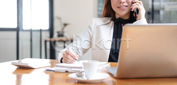 성공 스마트 아이디어 행복 휴식 동양인 사람 여자 청소년 한명 JPG 포토 해외이미지 가로 노트북 독서 뷰티 블로거 비서 비즈니스 비즈니스우먼 사무실 사업가 상점 스마트폰 스타일 식당 앉기 업무 온라인 직업 카페 컴퓨터 프리랜서 학생 학습 해외202309 해외포토 혼자