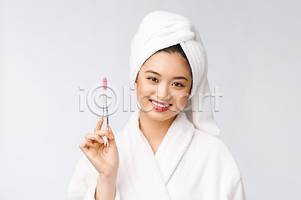 성인 성인여자한명만 여자 한명 JPG 앞모습 포토 해외이미지 들기 목욕가운 미소(표정) 뷰티 상반신 칫솔 해외202309 흰색