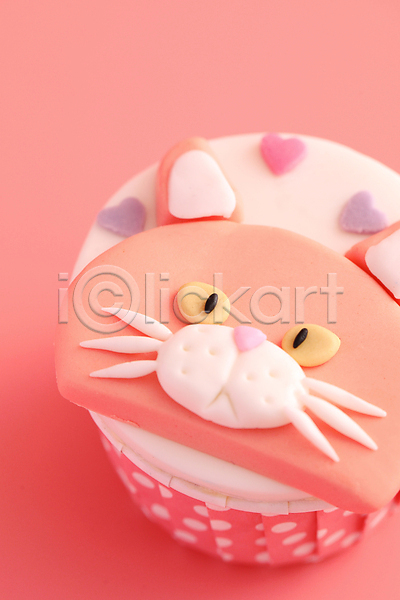 달콤 사람없음 JPG 포토 해외이미지 고양이 분홍색배경 생크림 장식 컵케이크 한개 해외202309