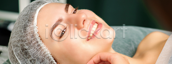 순서 휴식 백인 사람 한명 JPG 포토 해외이미지 건강 검사(조사) 노화 돌봄 리프팅 머리 미용사 뷰티 상담 손 시험 약 얼굴 외과 의사 주름 직업 치료 탐험 터치 테라피 플라스틱 피부 해외202309 해외포토 화장품 확인 환자