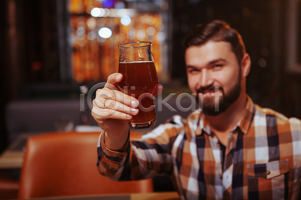 남자 성인 성인남자한명만 한명 JPG 앞모습 포토 해외이미지 건배 들기 맥주 맥주잔 미소(표정) 반지 보여주기 상반신 술집 의자 해외202309