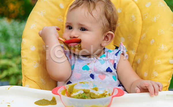아기 여자 여자아기한명만 한명 JPG 아웃포커스 앞모습 포토 해외이미지 먹기 상반신 앉기 채소 해외202309