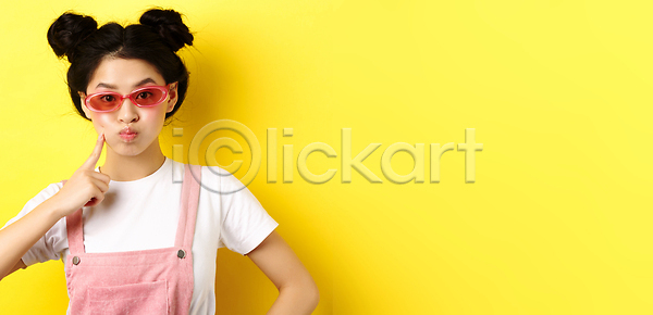 행복 화려 10대 동양인 사람 여자 한명 JPG 포토 해외이미지 감정 고립 낭만 노란색 놀람 립스틱 바보 백그라운드 뷰티 선글라스 스타일 아시아 얼굴 유행 일본 입술 제의 중국 진짜 카피스페이스 컨셉 컬러 한국 해외202309 해외포토 헤어스타일 화장품 휴가