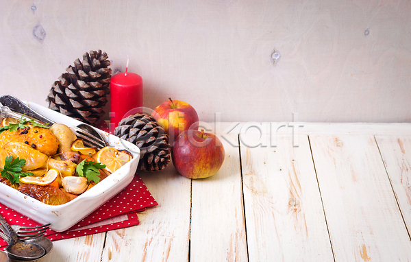 사람없음 JPG 포토 해외이미지 구이 그릇 닭고기 사과 솔방울 식사 초 크리스마스 포크 해외202309