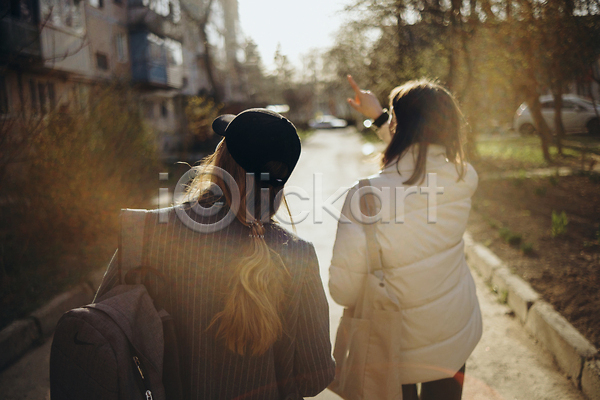 여유 우정 함께함 사람없음 JPG 뒷모습 포토 해외이미지 2 거리 겨울 공원 관계 그룹 대화 도시 라이프스타일 백그라운드 사교적 속도 시간 야외 웃음 자매 재킷 컨셉 토론 통신 학생 해외202309