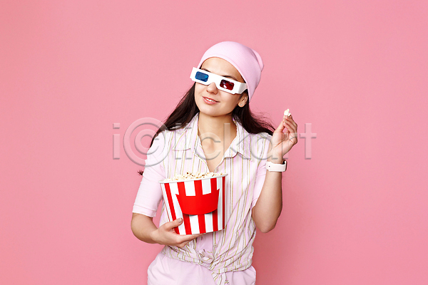 행복 성인 성인여자한명만 여자 한명 JPG 앞모습 포토 해외이미지 3D안경 들기 분홍색 상반신 영화 팝콘 해외202309