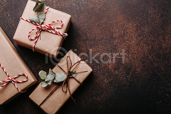 사람없음 JPG 포토 하이앵글 해외이미지 갈색 리본 선물상자 실내 오브젝트 유칼립투스 잎 카피스페이스 크리스마스 크리스마스선물 해외202309