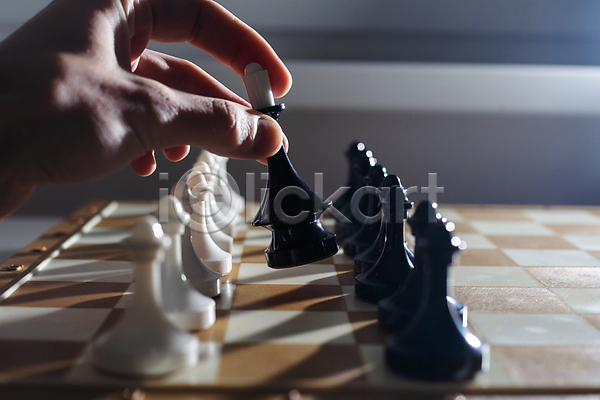 경쟁 신체부위 JPG 포토 해외이미지 놓기 들기 손 전략 체스 체스게임 체스말 체스판 해외202309