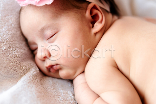 귀여움 아기 여자 여자아기한명만 한명 JPG 포토 해외이미지 낮잠 눈감음 눕기 머리띠 신생아 이불 침대 해외202309