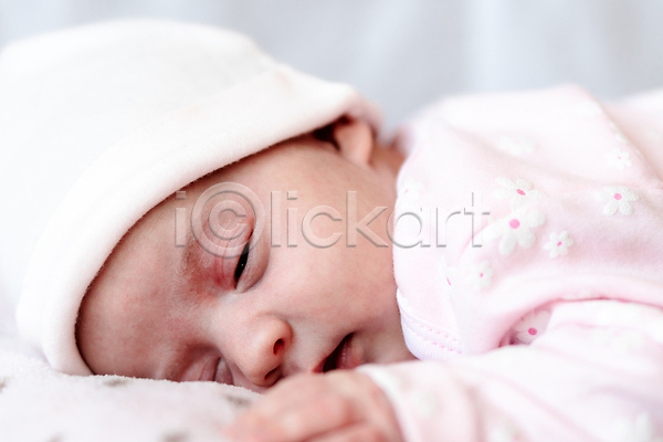 귀여움 아기 여자 여자아기한명만 한명 JPG 포토 해외이미지 낮잠 눈감음 눕기 신생아 이불 침대 해외202309