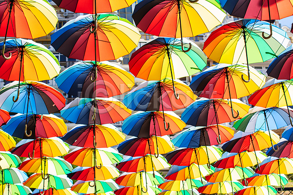 사람없음 JPG 포토 해외이미지 백그라운드 야외 여러개 우산 일렬 장식 컬러풀 해외202309
