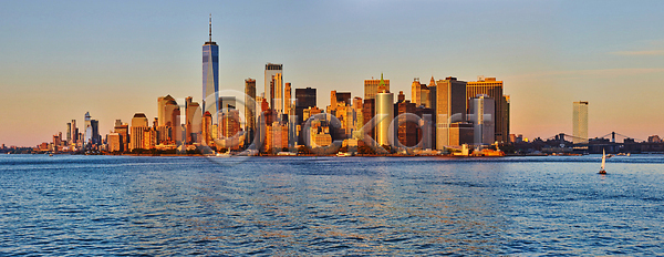 사람없음 JPG 포토 해외이미지 강 건물 건축양식 고층빌딩 금융 뉴욕 도시 도시풍경 도심 랜드마크 맨해튼 물 반사 비즈니스 사무실 스카이라인 야간 여행 일몰 지역 큼 타운 탑 파노라마 하늘 해외202309 해외포토