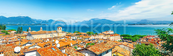 사람없음 JPG 포토 해외이미지 건물 건축양식 도시 도시풍경 랜드마크 몬테카를로 물 백그라운드 북쪽 빨간색 산 센터 수평선 스카이라인 안테나 알프스 여행 역사 옛날 유럽 이탈리아 중세 지붕 지역 타운 타일 파노라마 파란색 표면 풍경 하늘 해외202309 해외포토 호수