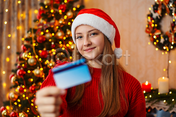 성인 성인여자한명만 여자 한명 JPG 앞모습 포토 해외이미지 12월 결제 들기 산타모자 상반신 쇼핑 신용카드 장식 크리스마스 크리스마스트리 해외202309