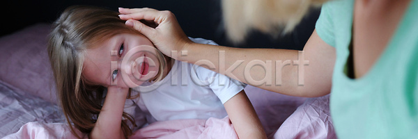기쁨 부드러움 사랑 침묵 함께함 행복 휴식 사람 성인 어린이 여자 한명 JPG 포토 해외이미지 2 가구 가족 관계 내부 딸 만들기 머리 방 베개 부모 쓰다듬기 아침 안락 얼굴 엄마 주택 침대 침실 포옹 해외202309 해외포토 흰색