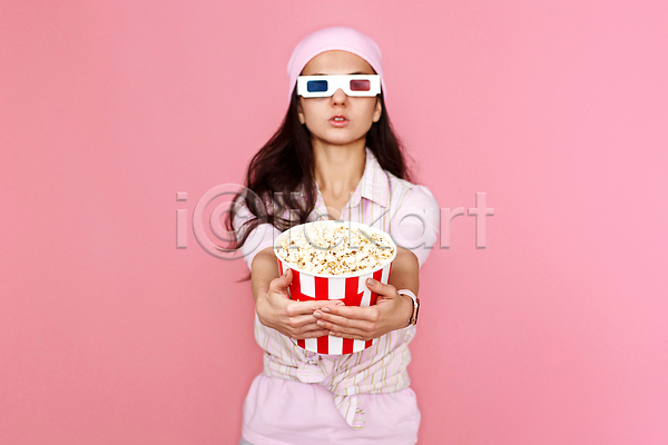 행복 성인 성인여자한명만 여자 한명 JPG 앞모습 포토 해외이미지 3D안경 들기 분홍색 상반신 영화 주기 팝콘 해외202309