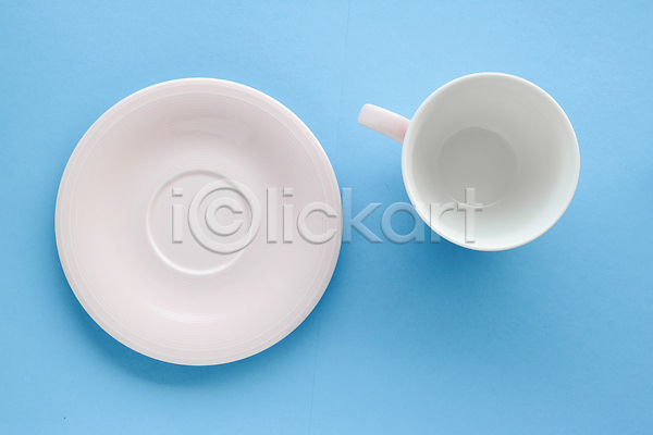 사람없음 JPG 포토 해외이미지 그릇 도자기 무료이미지 백그라운드 식기 컵 파란색 플랫레이 해외202309 해외포토 흰색