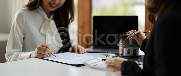 계약 투자 두명 JPG 포토 해외이미지 거래 결재 고객 구매 금융 기록 대출 돈 렌탈 매각 문서 변호사 보험 부동산중개인 비즈니스 사무실 상업 서명 세일 소유 아파트 열쇠 예산 임대 재산 종이 주인 주택 중개인 직업 진짜 펜 해외202309 해외포토