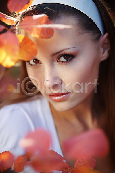 러블리 신선 청춘(젊음) 사람 성인 성인여자한명만 여자 한명 JPG 포토 해외이미지 가을(계절) 모델 빨간색 야외 얼굴 응시 입술 잎 피부 해외202004