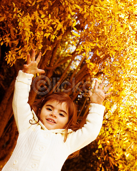 만족 행복 사람 소녀(어린이) 소녀한명만 어린이 여자 한명 JPG 포토 해외이미지 가을(계절) 계절 나무 노란색 놀이 뒤뜰 모델 미소(표정) 숲 야외 얼굴 잎 자연 점프 정원 해외202004