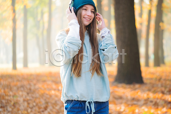 10대 십대여자한명만 여자 청소년 한명 JPG 앞모습 포토 해외이미지 가을(계절) 낙엽 단풍 상반신 야외 웃음 음악감상 주간 해외202309 헤드셋
