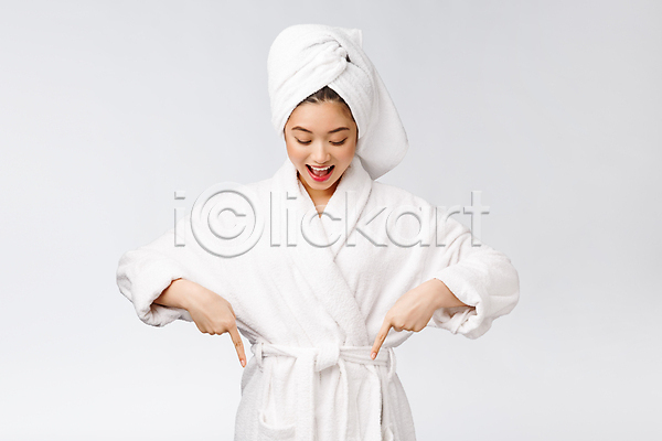성인 성인여자한명만 여자 한명 JPG 앞모습 포토 해외이미지 가리킴 내려보기 목욕가운 미소(표정) 뷰티 상반신 해외202309 흰색