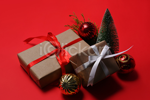 사람없음 JPG 포토 해외이미지 빨간색 선물상자 솔잎 오너먼트 오브젝트 크리스마스 크리스마스트리 해외202309