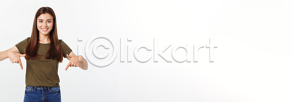 귀여움 자신감 행복 흥분 백인 사람 성인 여자 한명 JPG 옆모습 포토 해외이미지 1 가리킴 갈색머리 고립 놀람 미소 백그라운드 벽 보여주기 뷰티 상품 손가락 손짓 실내 웃음 응시 입 충격 컨셉 포인트 표현 해외202309 해외포토 환영 흰색