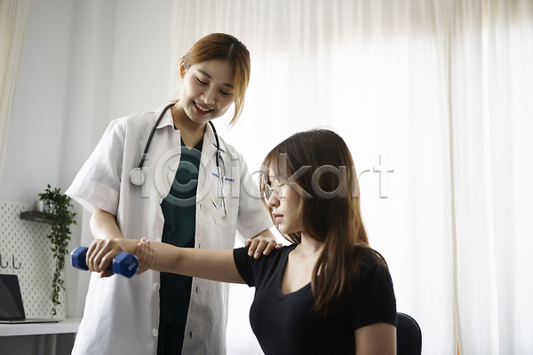 동양인 두명 성인 성인여자만 여자 JPG 포토 해외이미지 물리치료 미소(표정) 상반신 아령 의사 의사가운 잡기 진료 청진기 커튼