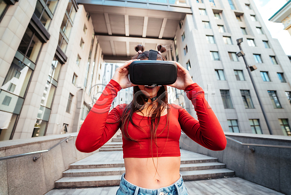 미래 행복 사람 여자 한명 3D JPG 포토 해외이미지 가상 가상현실 거리 걷기 게이머 게임 기술 다운 동영상 백그라운드 사이버 야외 인터랙티브 컨셉 해외202309 헤드폰 헬멧 현실
