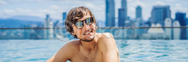 고급 자유 탈출 휴식 남자 동양인 사람 한명 JPG 포토 해외이미지 건물 도시 도시풍경 라이프스타일 랜드마크 물 배너 백그라운드 뷰티 수영 스카이라인 아시아 아침 야외 여름 여행 일몰 일출 컨셉 태국 파노라마 풍경 하늘 해외202309 해외포토 햇빛 호텔 휴가