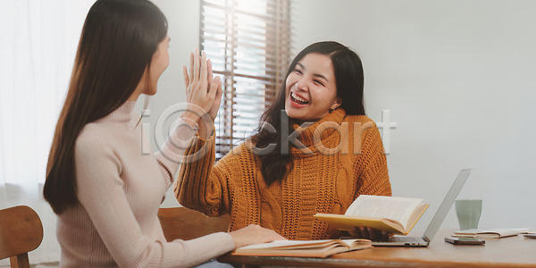 계획 분석 설계 두명 사람 JPG 포토 해외이미지 UI 개발 경영 그래픽 디자이너 디자인 레이아웃 모바일 반응 비즈니스 사무실 사용자 스마트폰 시작 어플리케이션 업무 와이어프레임 웹 인터페이스 직업 책상 컨셉 컴퓨터 프로그래밍 프로젝트 해외202309 해외포토 핸드폰