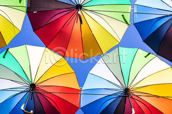 사람없음 JPG 포토 해외이미지 백그라운드 야외 여러개 우산 일렬 장식 컬러풀 해외202309