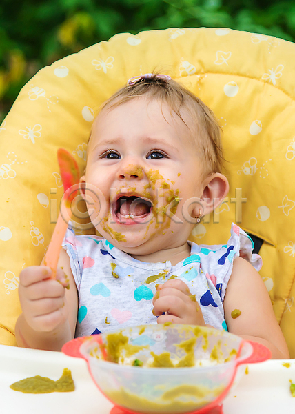 지저분함 아기 여자 여자아기한명만 한명 JPG 아웃포커스 앞모습 포토 해외이미지 들기 먹기 상반신 숟가락 채소 해외202309