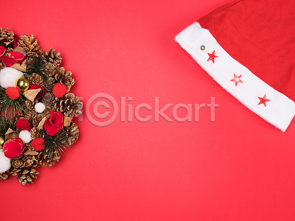 사람없음 JPG 포토 하이앵글 해외이미지 빨간색 산타모자 솔방울 오브젝트 크리스마스장식 해외202309