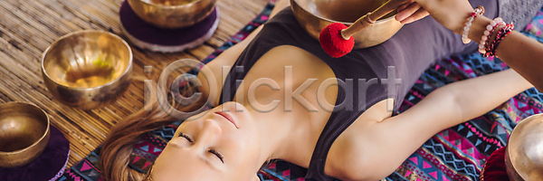 기쁨 휴식 두명 여자 JPG 포토 해외이미지 건강 공구 관리 내추럴 노래 닫기 돌봄 마사지 명상 목재 배너 백그라운드 불교 뷰티 사발 상점 소리 수건 스파 신체 안락 약 완벽 전통 초록색 치료 치료사 테라피 피부관리 해외202309 해외포토 흰색