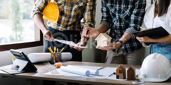 계획 설계 협력 남자 사람 사람없음 성인 성인만 JPG 포토 해외이미지 가로 건물 건축가 건축양식 건축업자 경영자 계약자 공학 그림 대화 동료 디자이너 디자인 문서 비즈니스 비즈니스맨 사무실 산업 상담원 실내 업무 엔지니어 작업 조언 종이 주택 직업 청사진 컬러풀 토론 통신 프로젝트 해외202309 해외포토