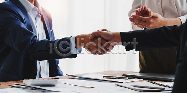 계약 성공 함께함 행복 협력 남자 사람 사람없음 성인 여자 JPG 포토 해외이미지 거래 경영 고객 관리 그룹 금융 동의 떨림 리더 변호사 비즈니스 비즈니스맨 비즈니스우먼 사무실 손 악수 업무 인사 지원 직업 컨셉 통신 해외202309 해외포토 회사 흔들림 힘