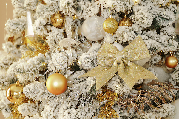 분위기 화려 사람없음 JPG 포토 해외이미지 겨울 금색 리본 오너먼트 장식 전구 크리스마스 크리스마스장식 크리스마스트리