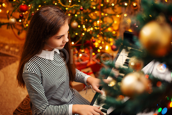 성인 성인여자한명만 여자 한명 JPG 소프트포커스 옆모습 포토 해외이미지 12월 그랜드피아노 상반신 연주 장식 크리스마스 크리스마스트리 해외202309