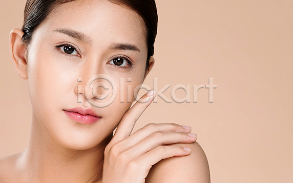 순수 우아함 동양인 성인 성인여자한명만 여자 한명 JPG 앞모습 포토 해외이미지 모델 뷰티 상반신 손짓 얼굴 응시 피부 해외202309