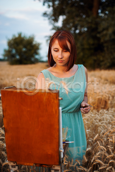 분위기 성인 성인여자한명만 여자 한명 JPG 앞모습 포토 해외이미지 갈대밭 갈색 나무 붓 상반신 야외 원피스 캔버스 하늘 화가
